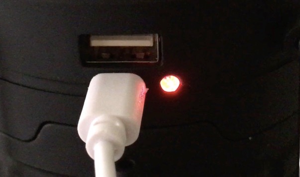 USBケーブルから充電中のランタン