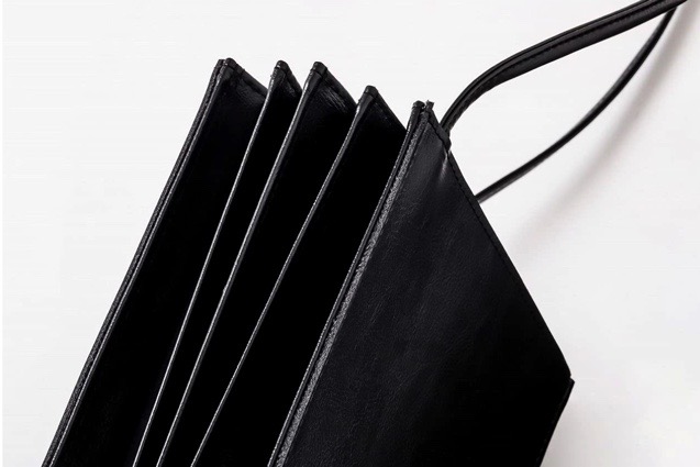 UN3D.のブランドアイコンである’origami pleats’（オリガミプリーツ）のバッグ