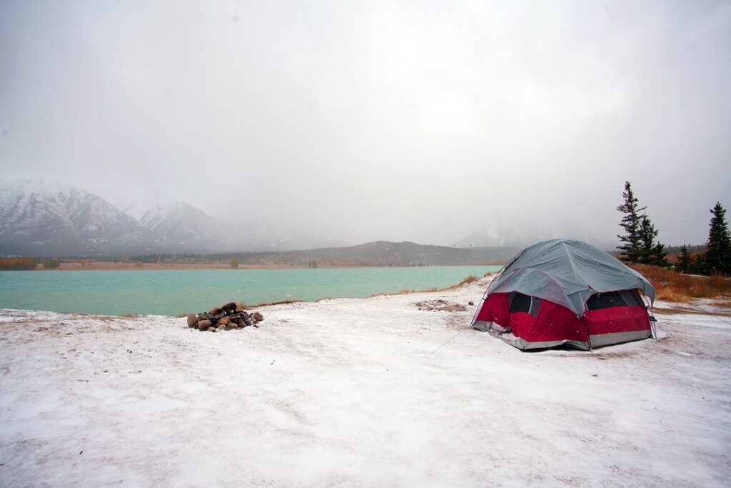 雪の中でテントをたててキャンプ